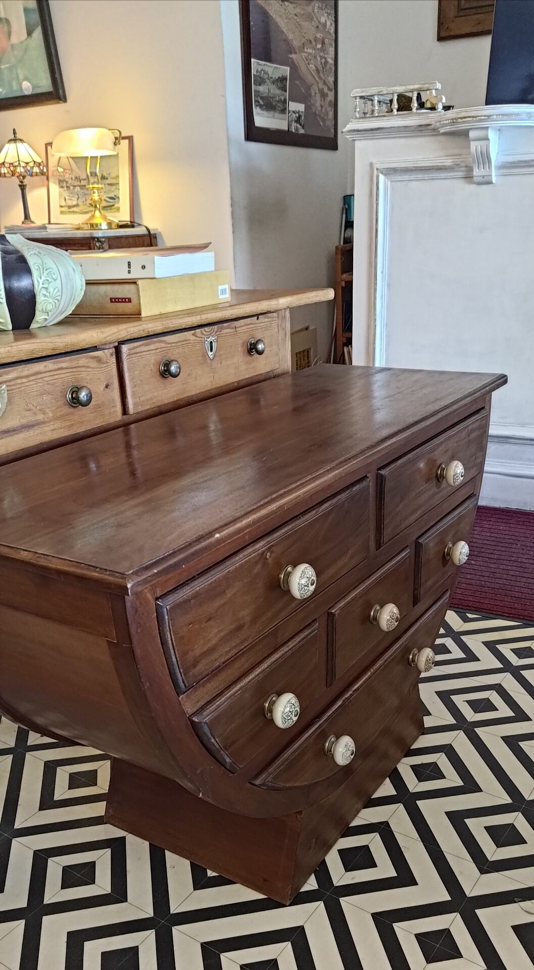 Half-moon commode
