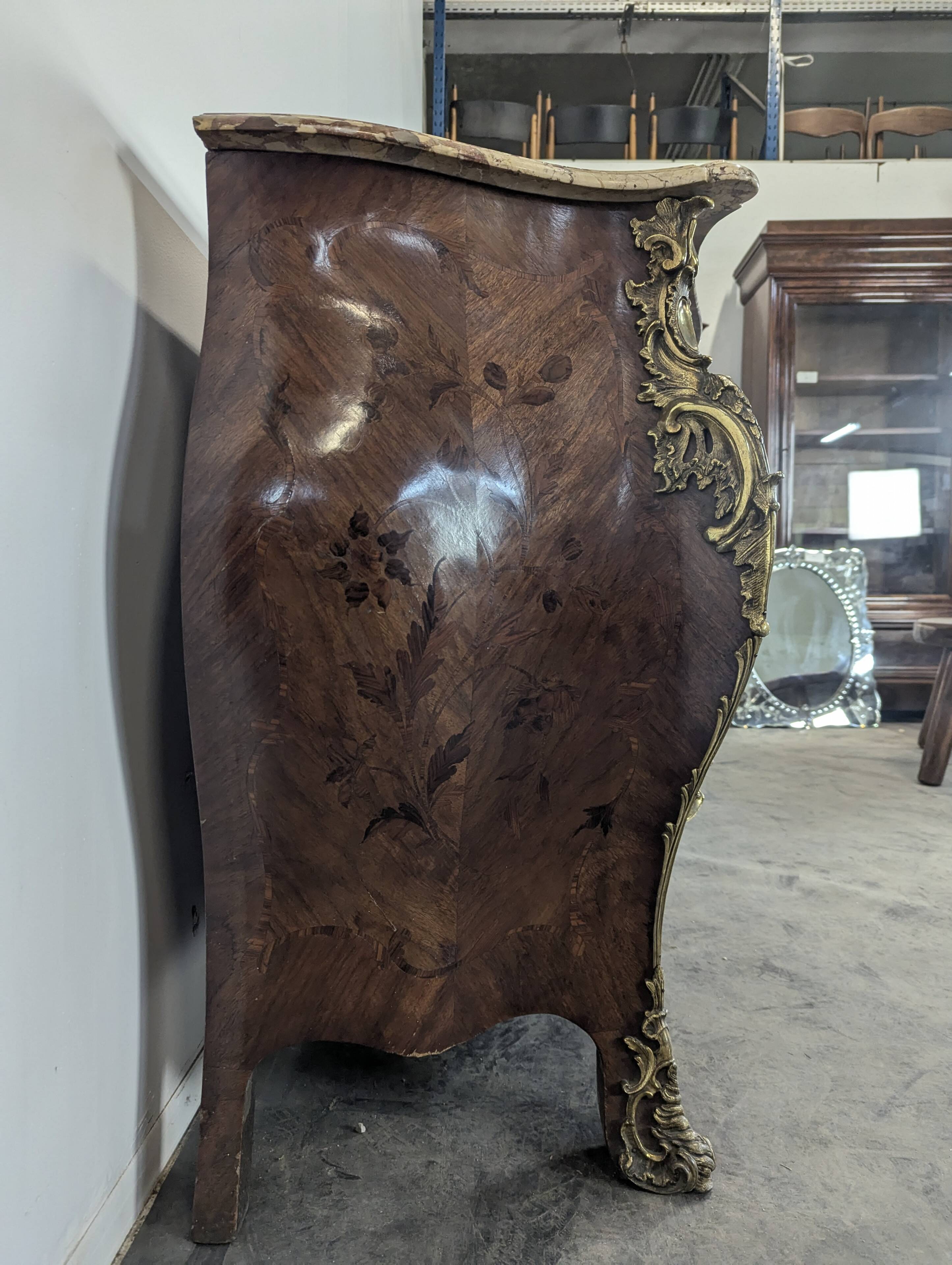 Commode tombeau de style Régence fin XIXème