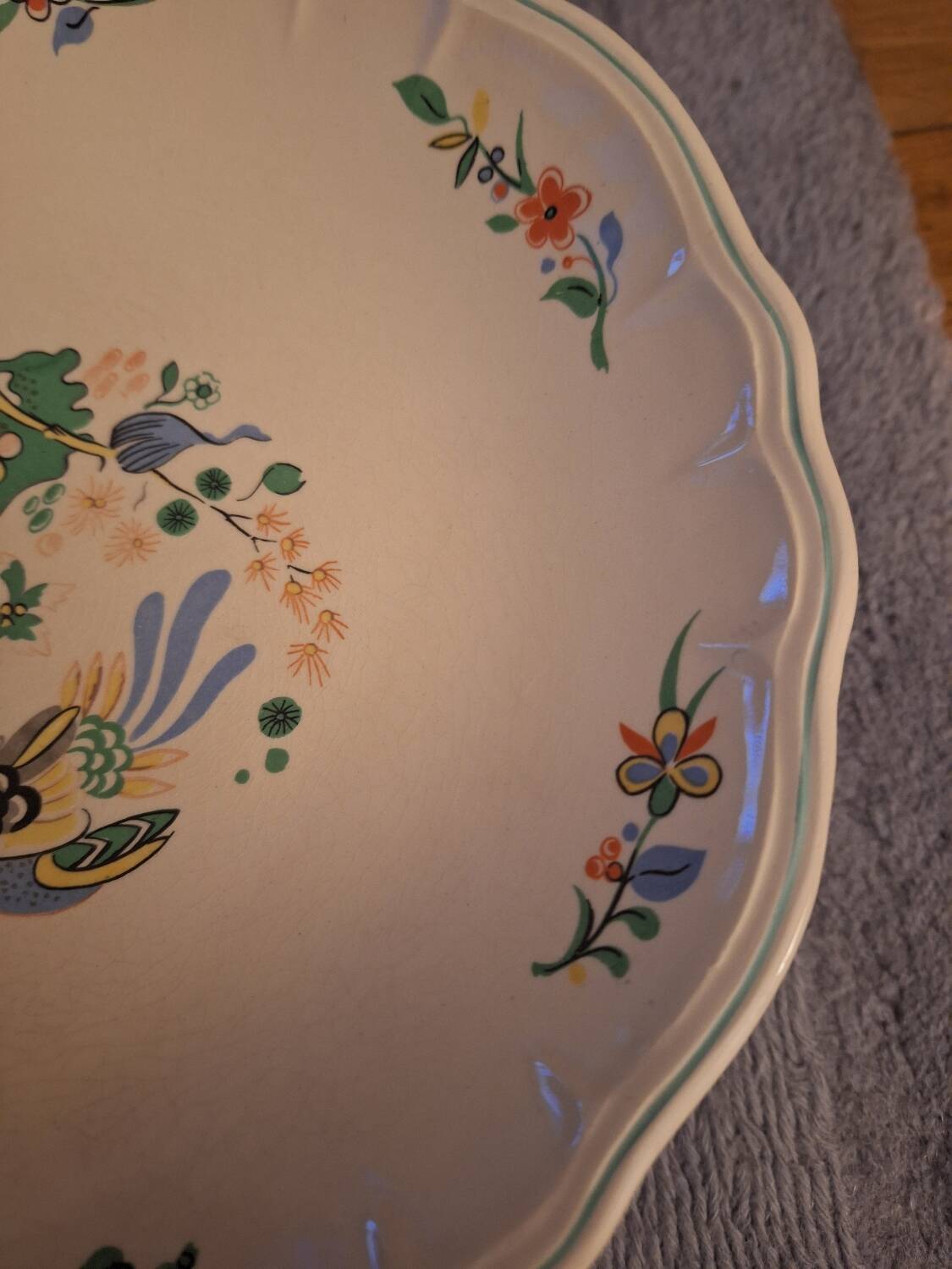 Presentation dish on earthenware foot