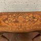 Table a jeu de style Louis XV en marqueterie Hollandaise XIX siècle Console