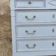 Commode de style Louis XVI en merisier patinée gris Versailles