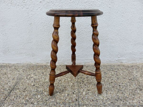 Ancien tabouret de ferme tripode