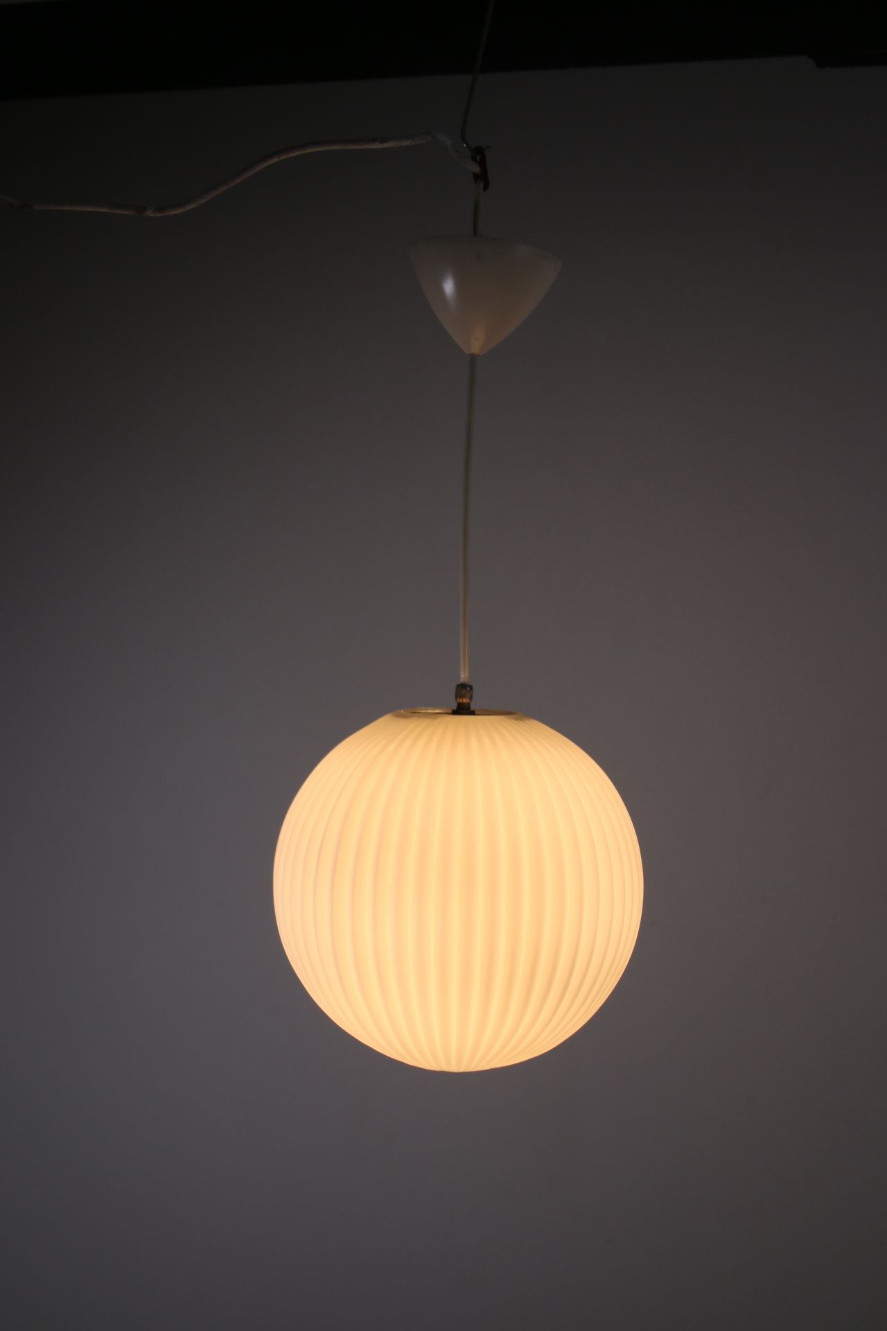 Scandinavian hanging lamp with white ribbed round ball lampshade