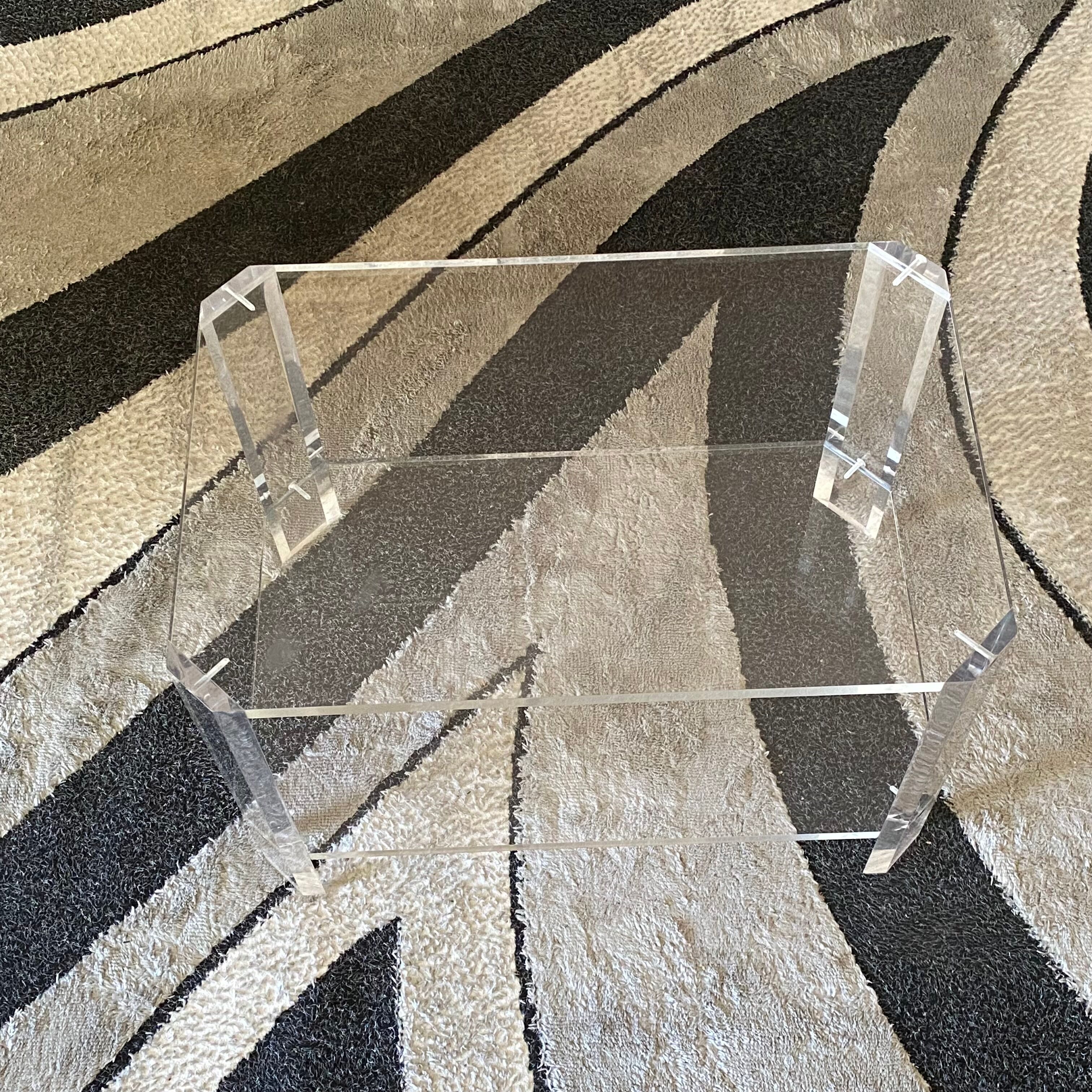 Coffee table David LANGE. 1970. Plexiglass. 60x40.