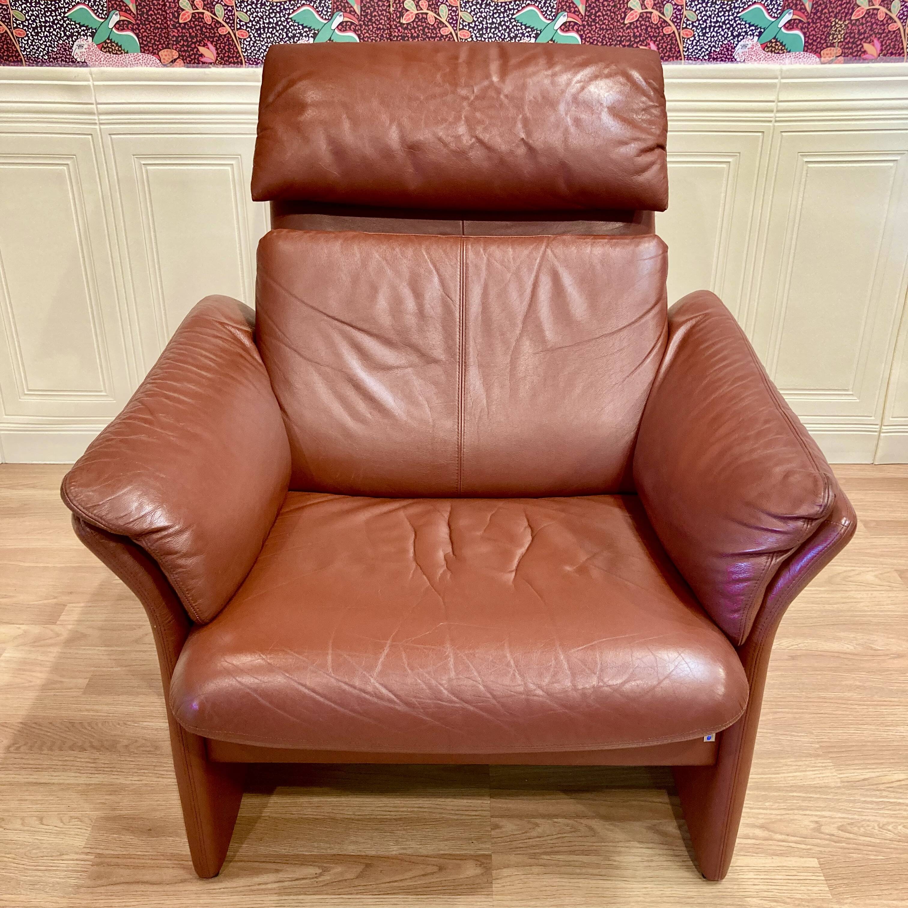 Adjustable and modular leather design armchair.