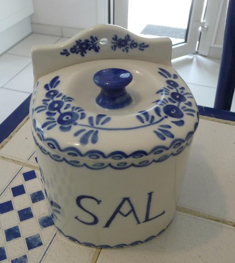 Ceramic salt pot