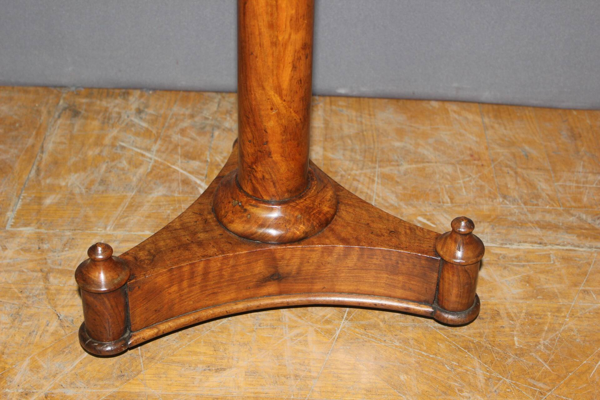 Empire walnut gueridon from the 19th century