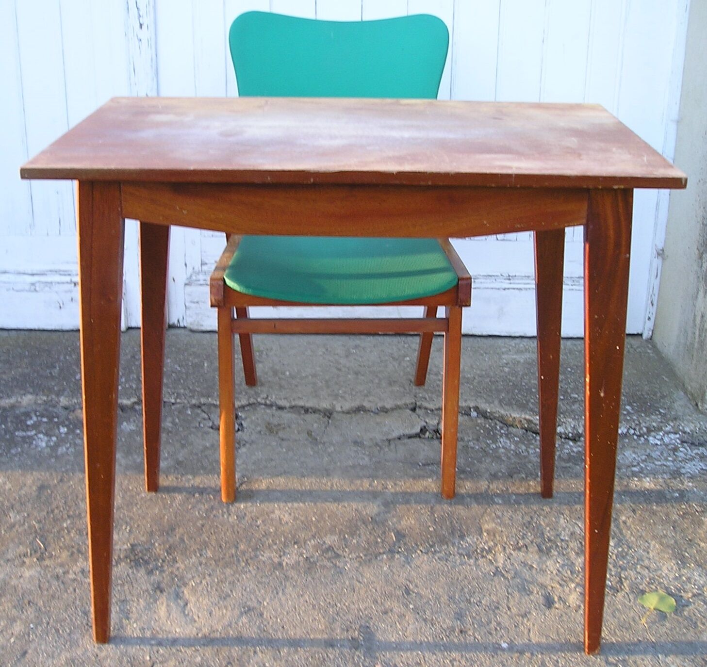 Table-desk set and his green leatherette Chair of the 1960s, feet vintage compass