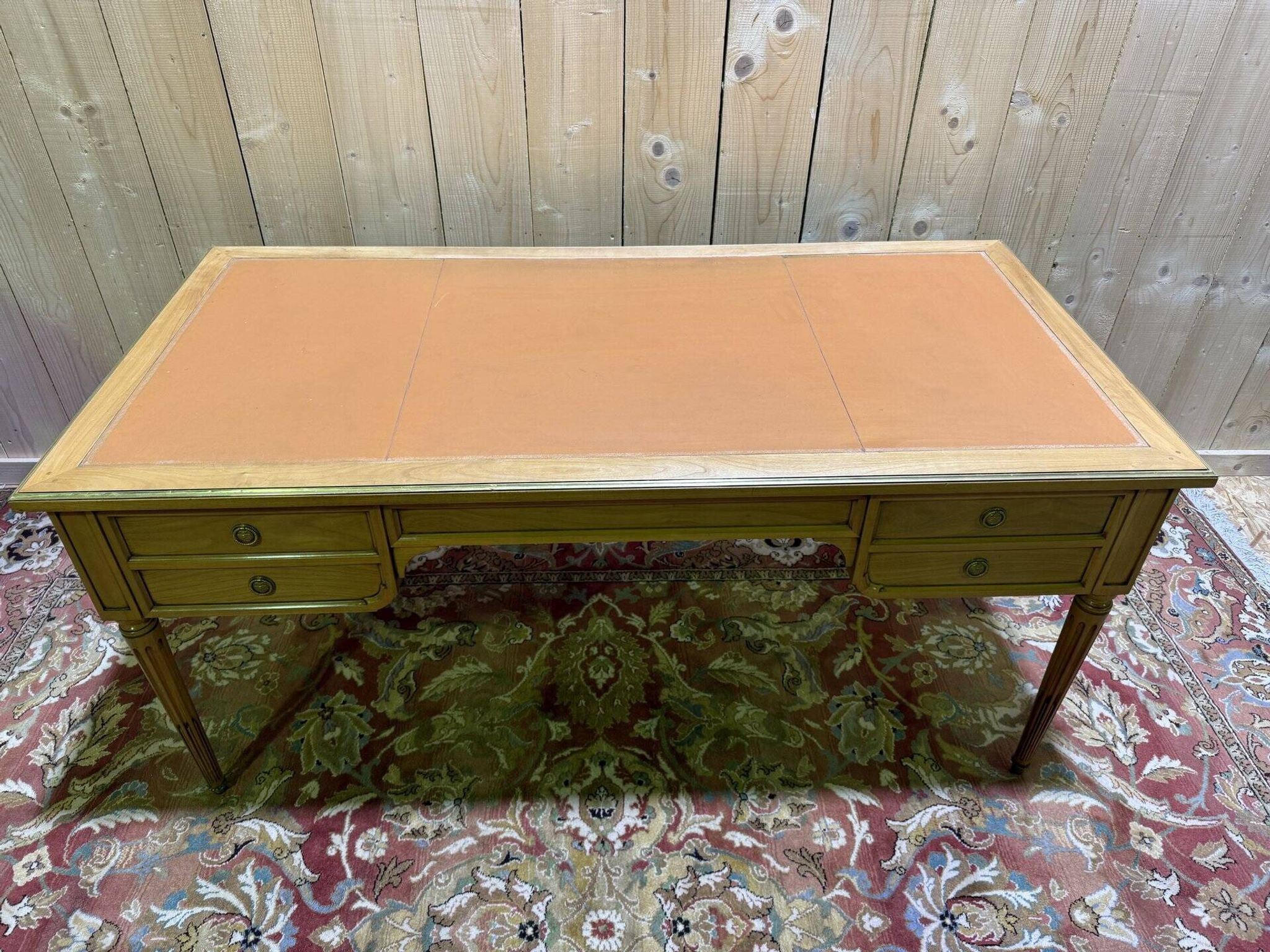 Bureau plat de style Louis XVI en merisier et cuir