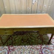Bureau plat de style Louis XVI en merisier et cuir