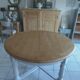 Table ronde  piètement en chêne patiné gris perle, plateau bois.