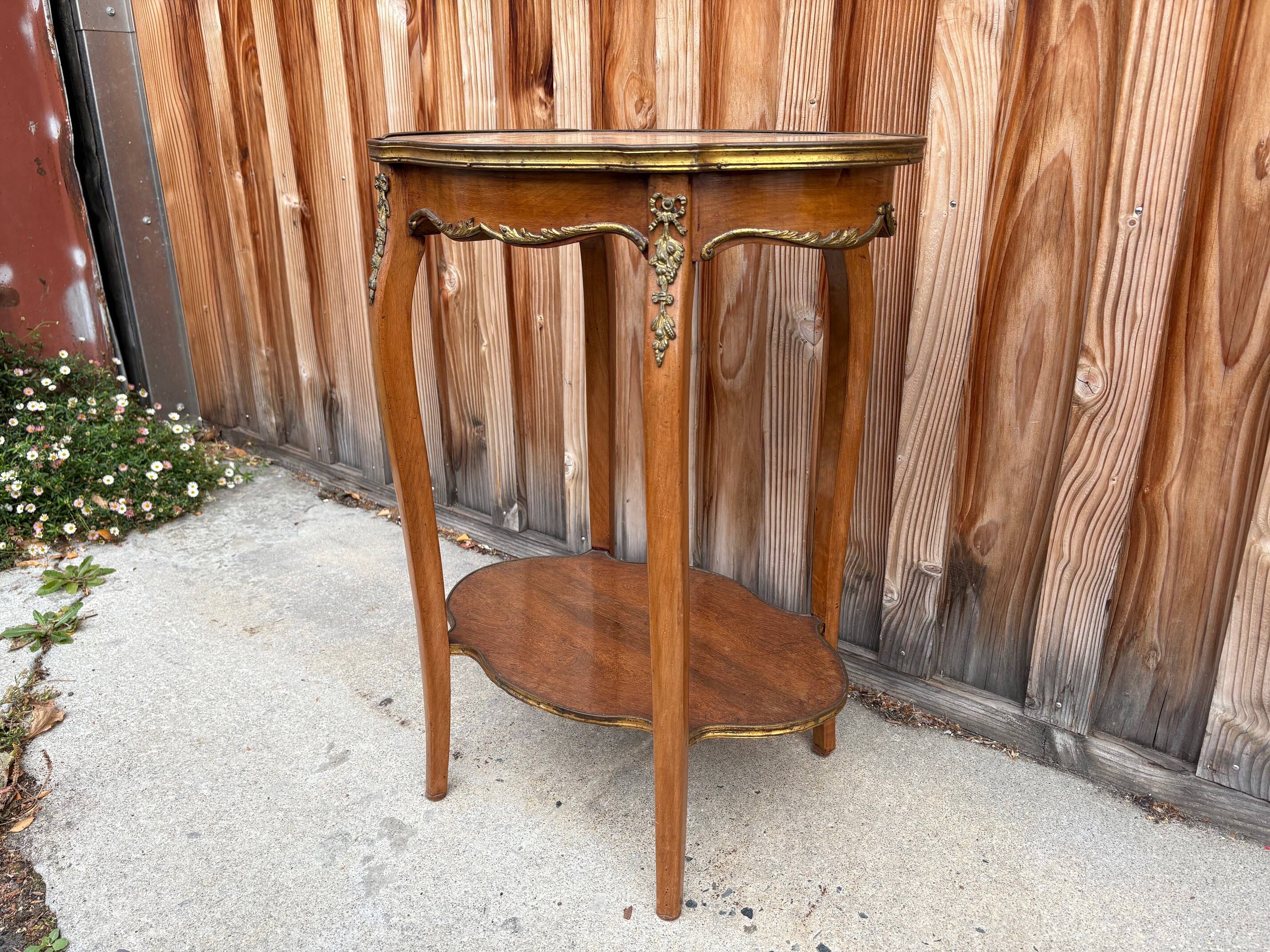 Guéridon ancien Louis XV – marbre rosé et laiton doré – fin XIXᵉ siècle