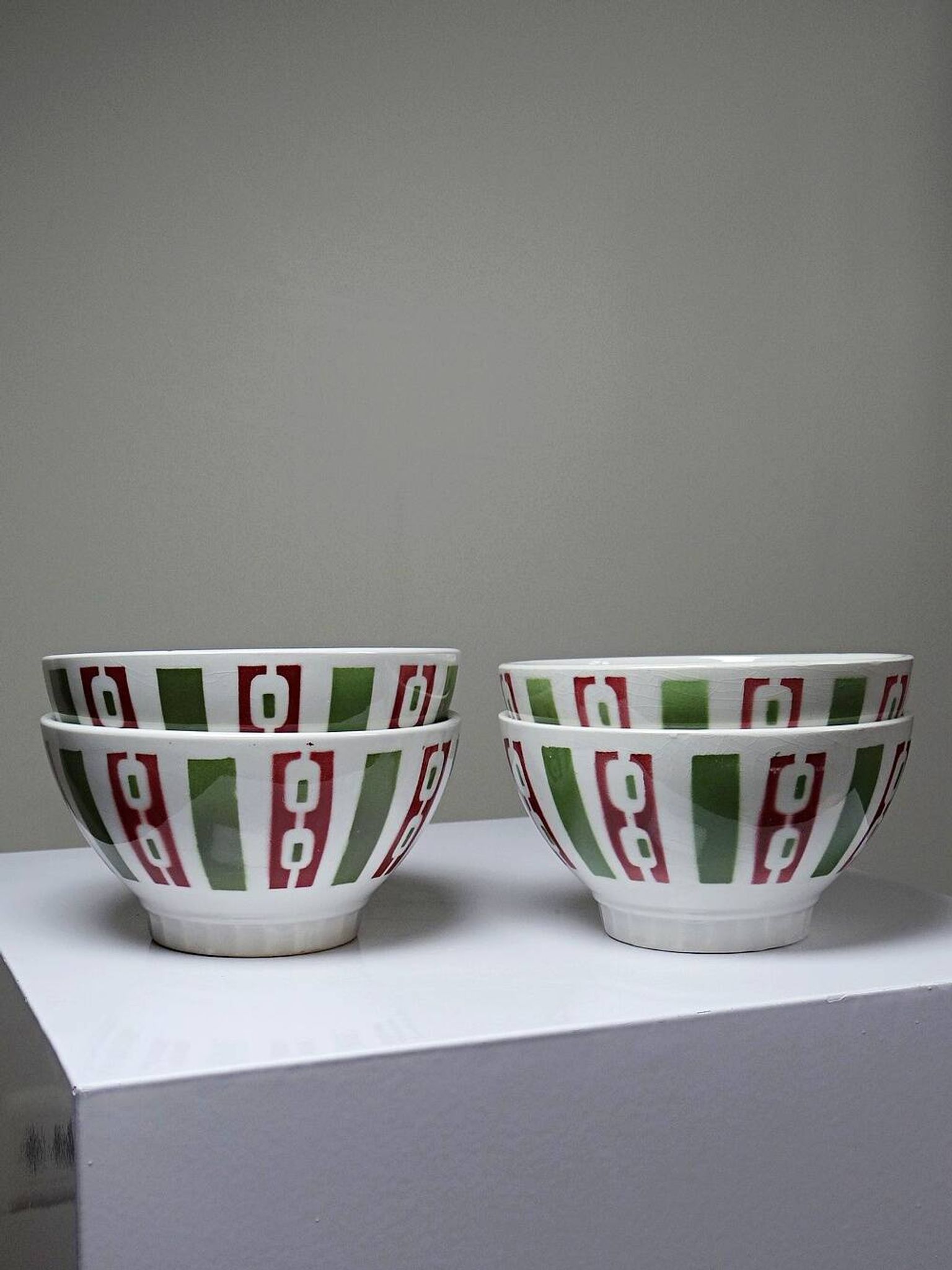 4 coffee bowls made of Badonviller earthenware, Art Deco decor from the vintage 1940s-1950s.