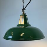 Lampe à suspension industrielle en émail vert, années 1960