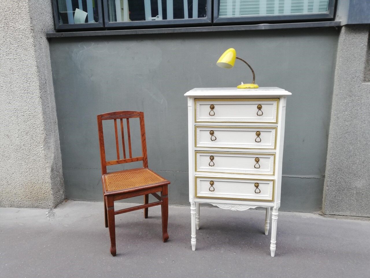 Neoclassical vertical dresser