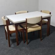 Table à manger vintage et chaises