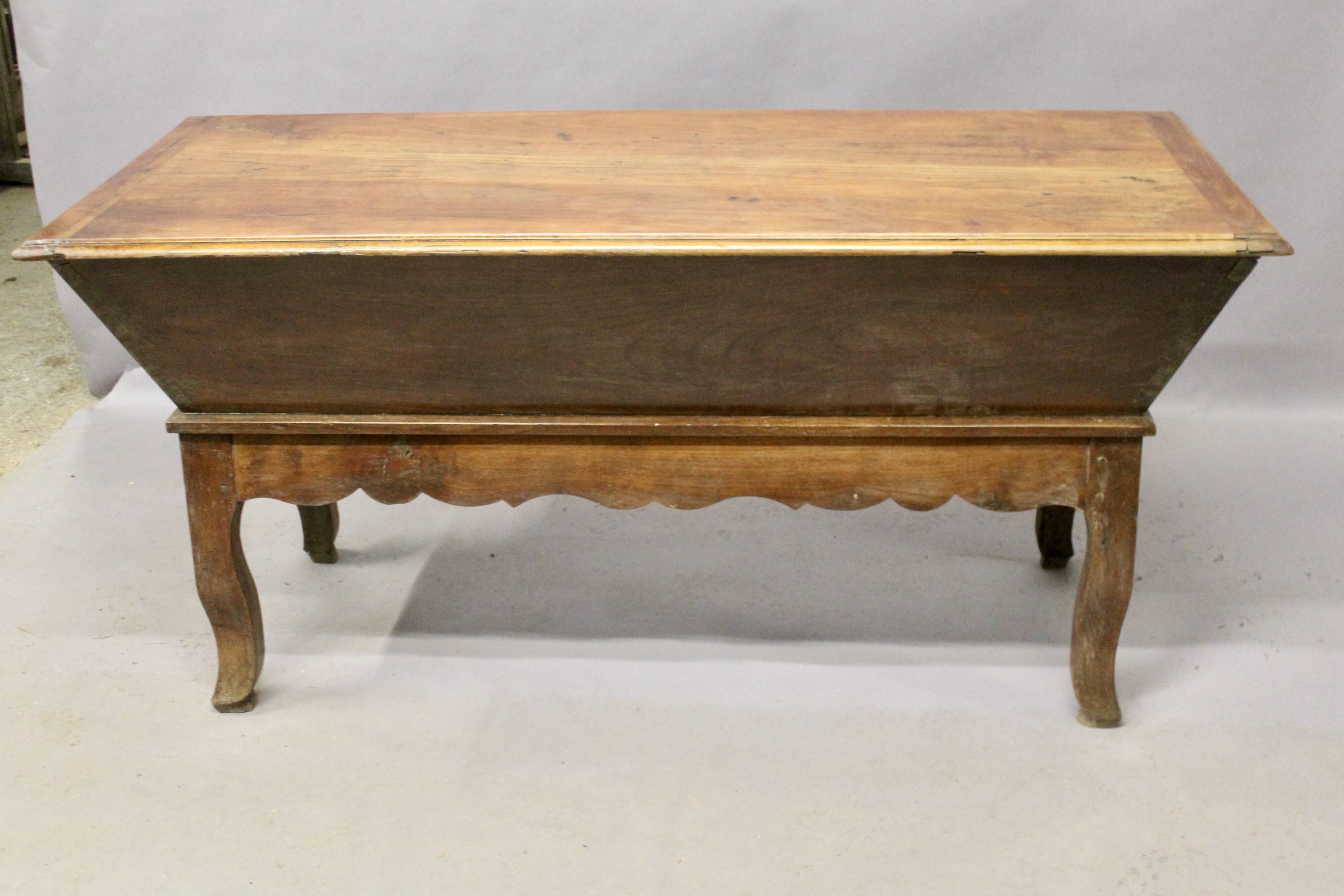 Pétrin en merisier Louis XV