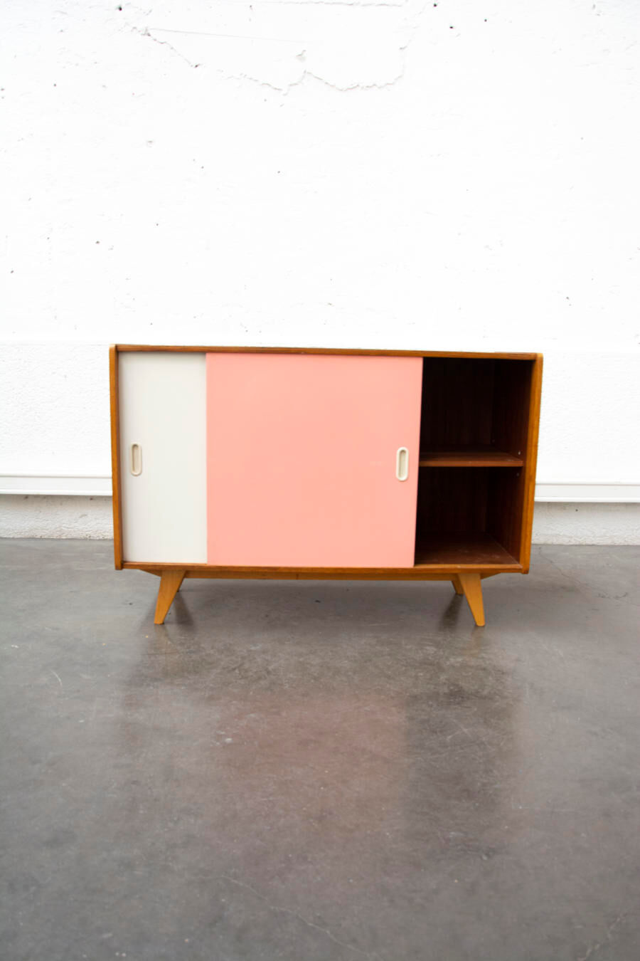 Buffet two-tone sliding doors