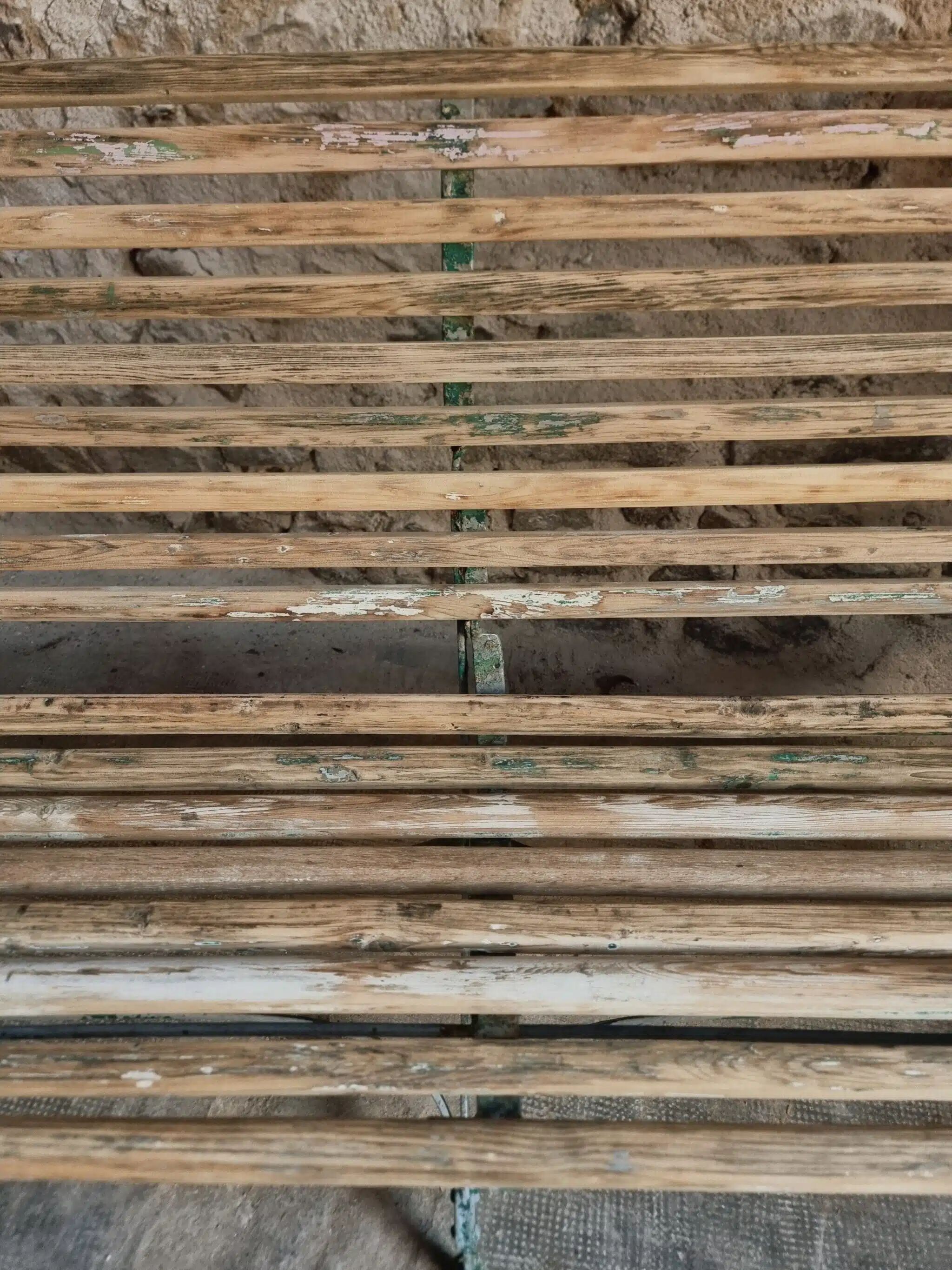 Banc de jardin pliant français ancien, pin et cadre en fer riveté