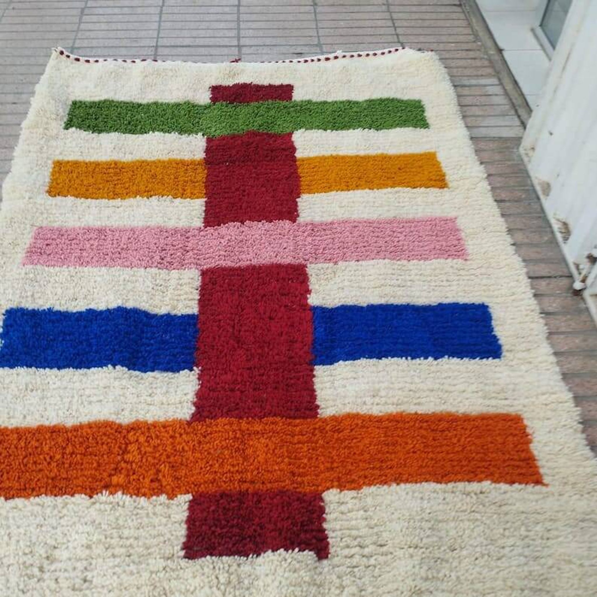 Traditional hand-woven Beni Mrirt rug, size 150 x 250 cm