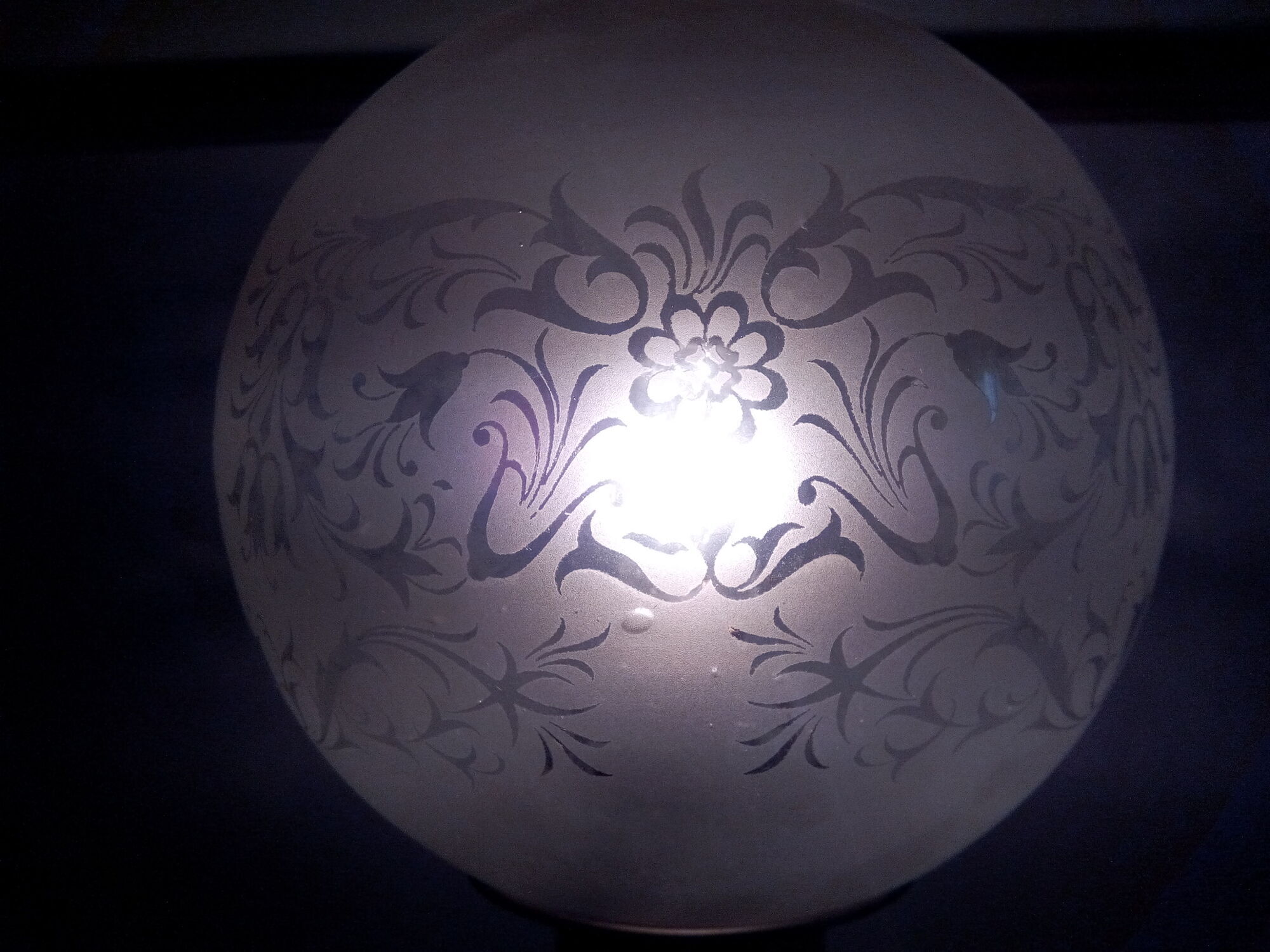 Lampe à pétrole en verre opalescent bleu, électrifiée