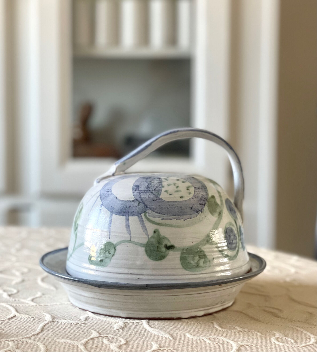 Cheese dome in stoneware.