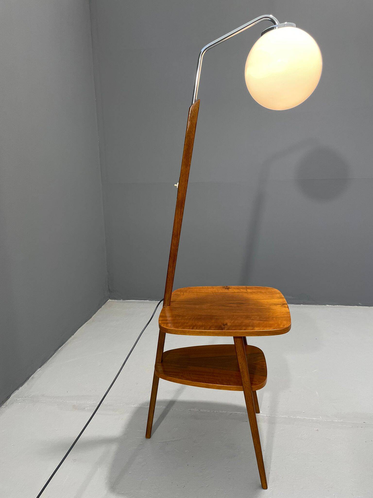 Lampadaire Art Déco avec verre laiteux et table d'appoint, Thonet, années 1950 – Czechos