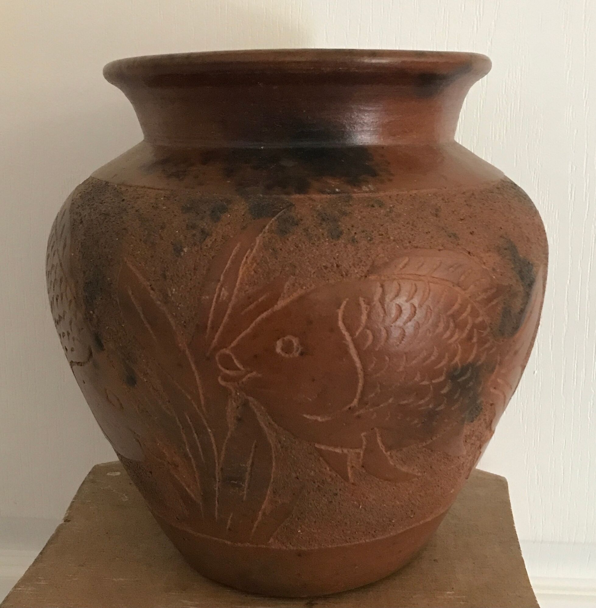 Vase or pot in brown terracotta with artistic decoration of fish.
