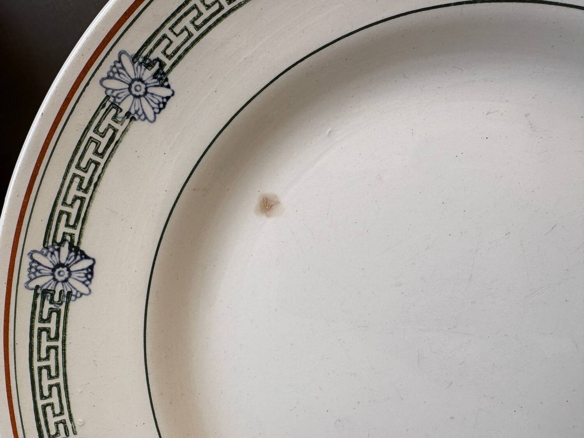 4 assiettes plates St Amand terre de fer
