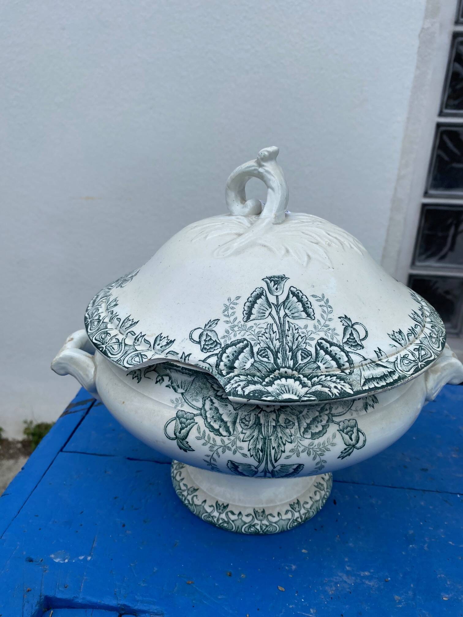 Soupière ancienne en faïence de St Amand décor floral Lebacqz Bouchard