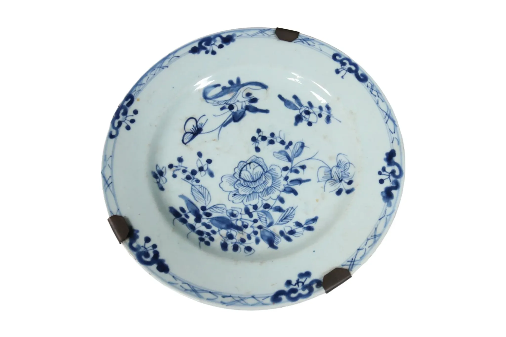 Chinese blue and white plate with peony and butterfly – Qianlong, 18th c.