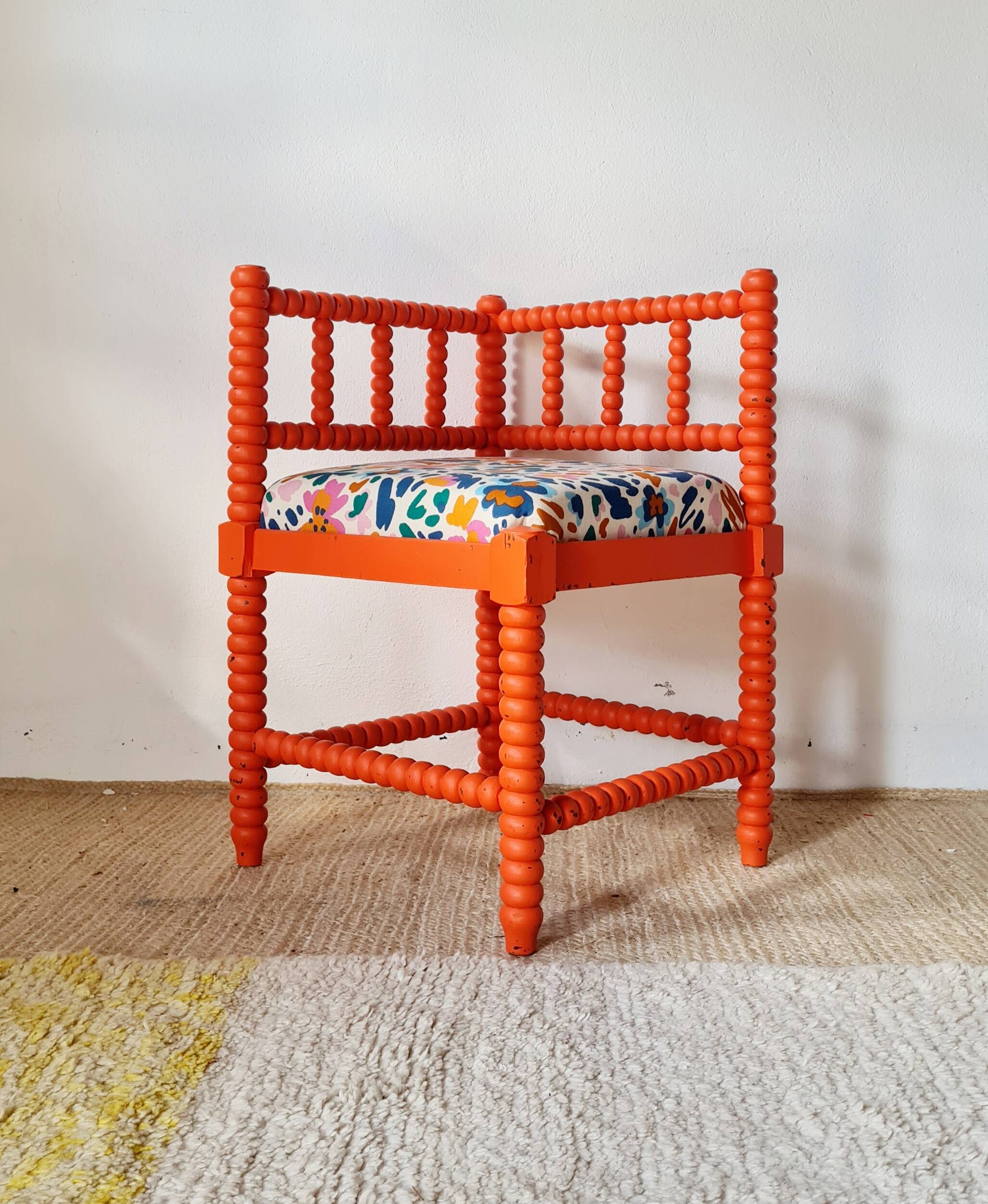 Chaise d'angle "Bobbin" revisitée – Orange Vitaminé & Floral Arty