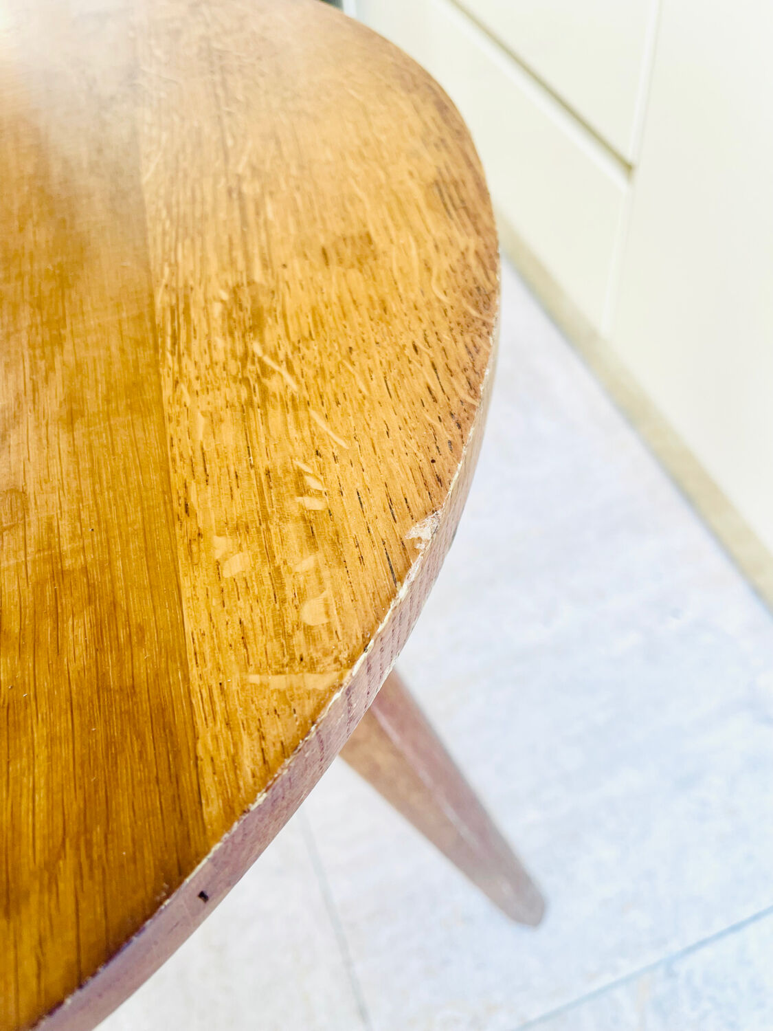 Petite table basse tripode vintage, années 60