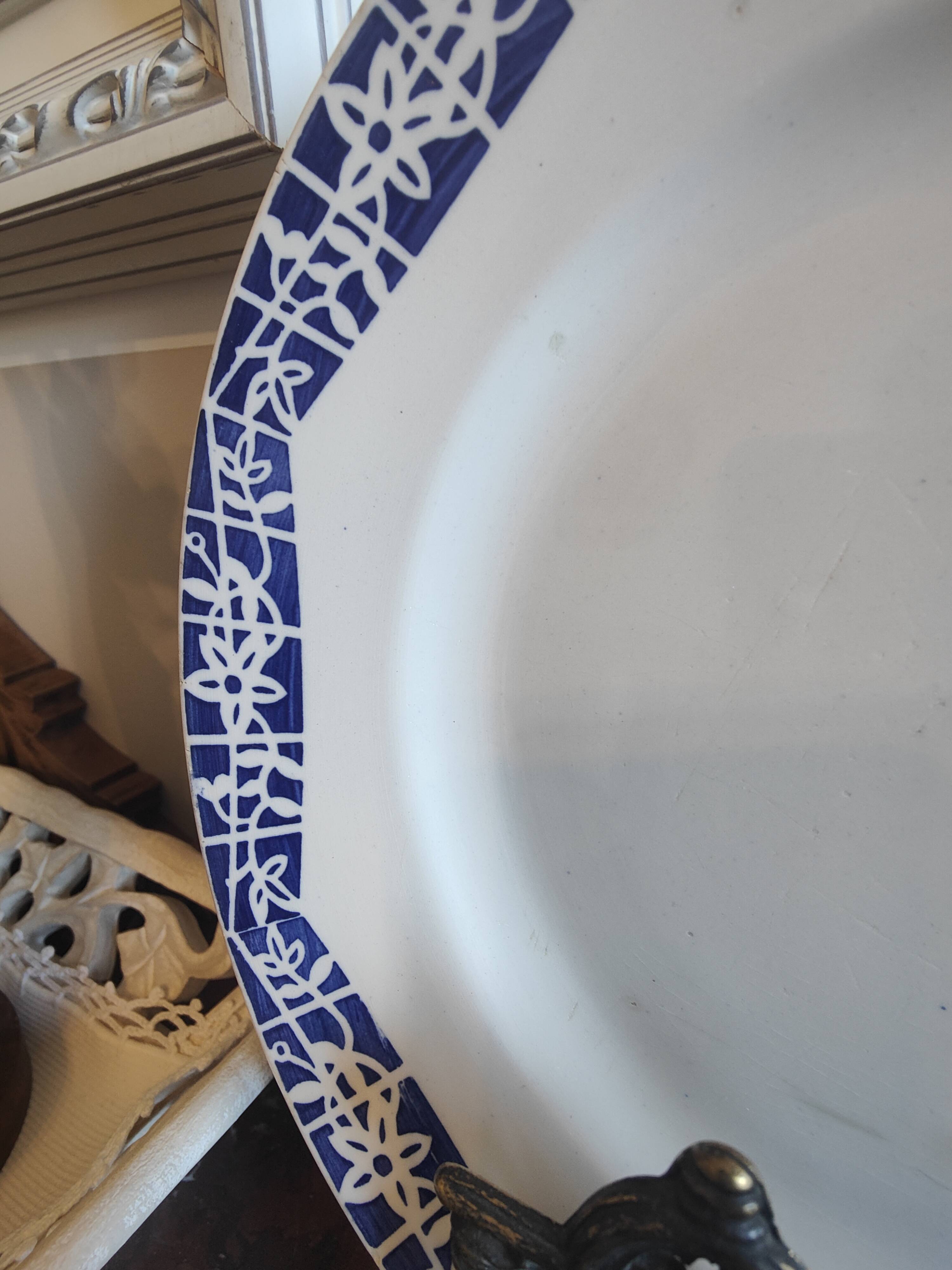 Set of 3 iron earth flat plates Faïencerie Niderviller. Blue and white “Art Deco” decor.