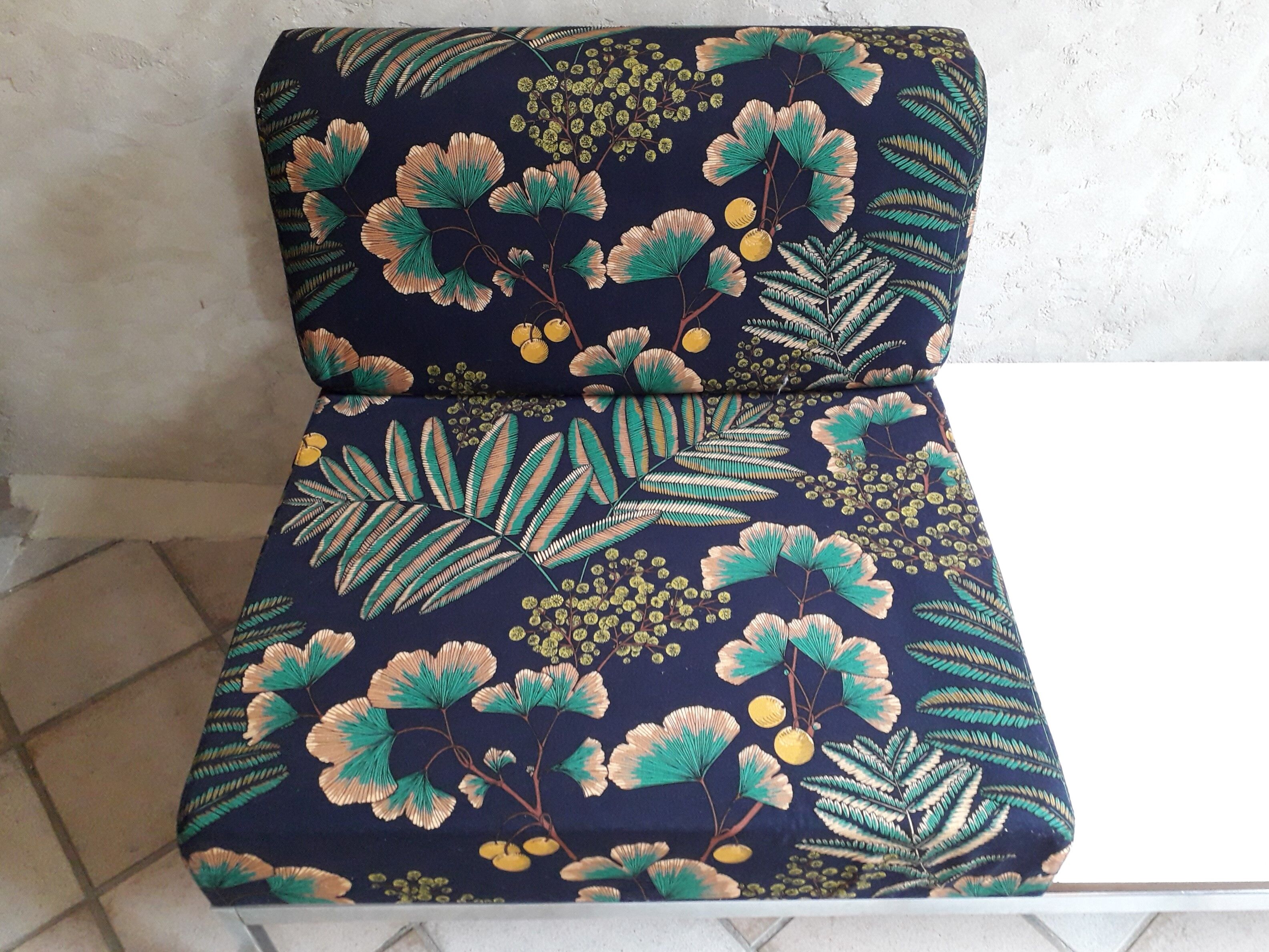 Heating assembly and coffee table