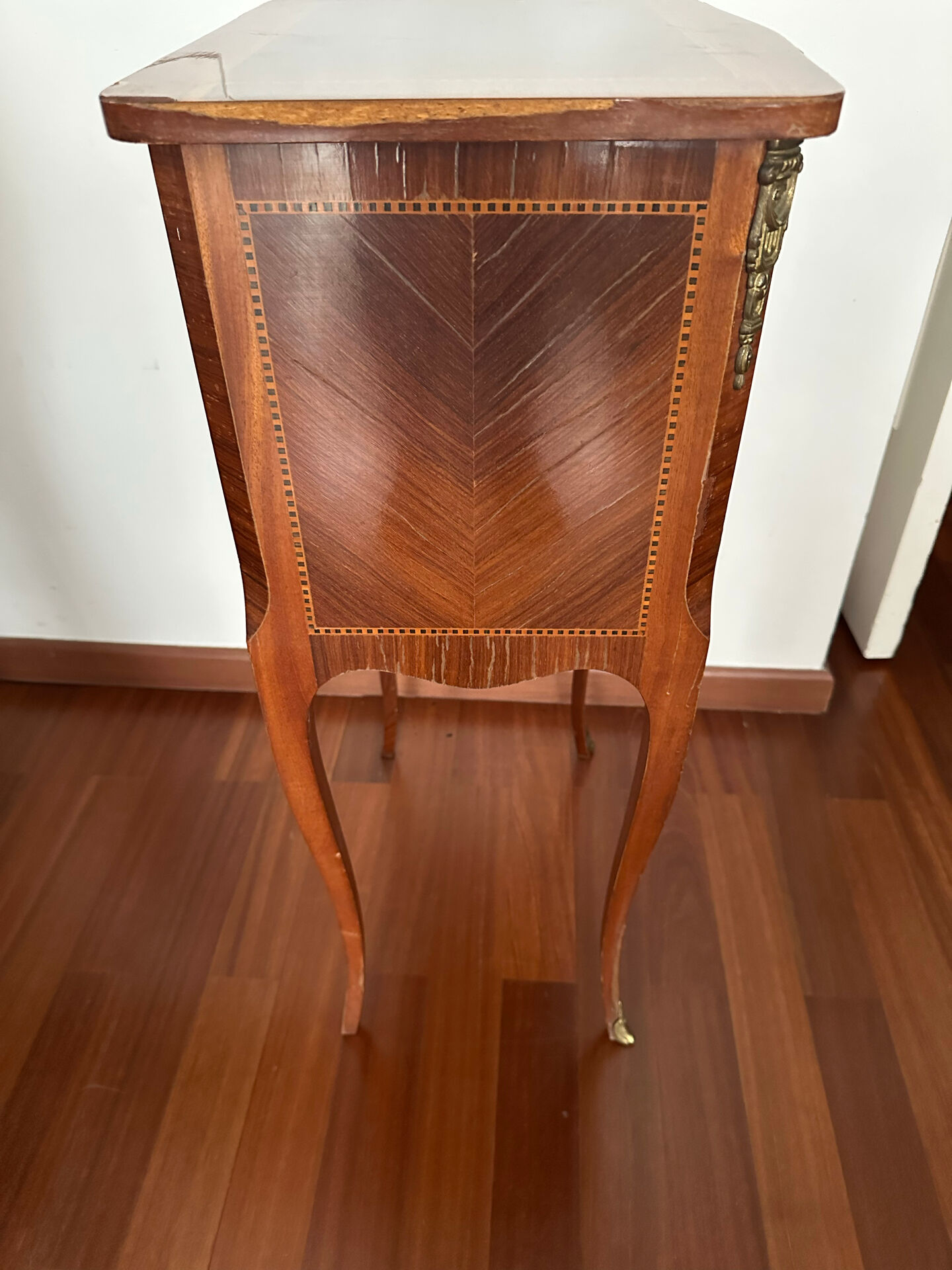 Small bedside table in marquetry in the Louis XV style.