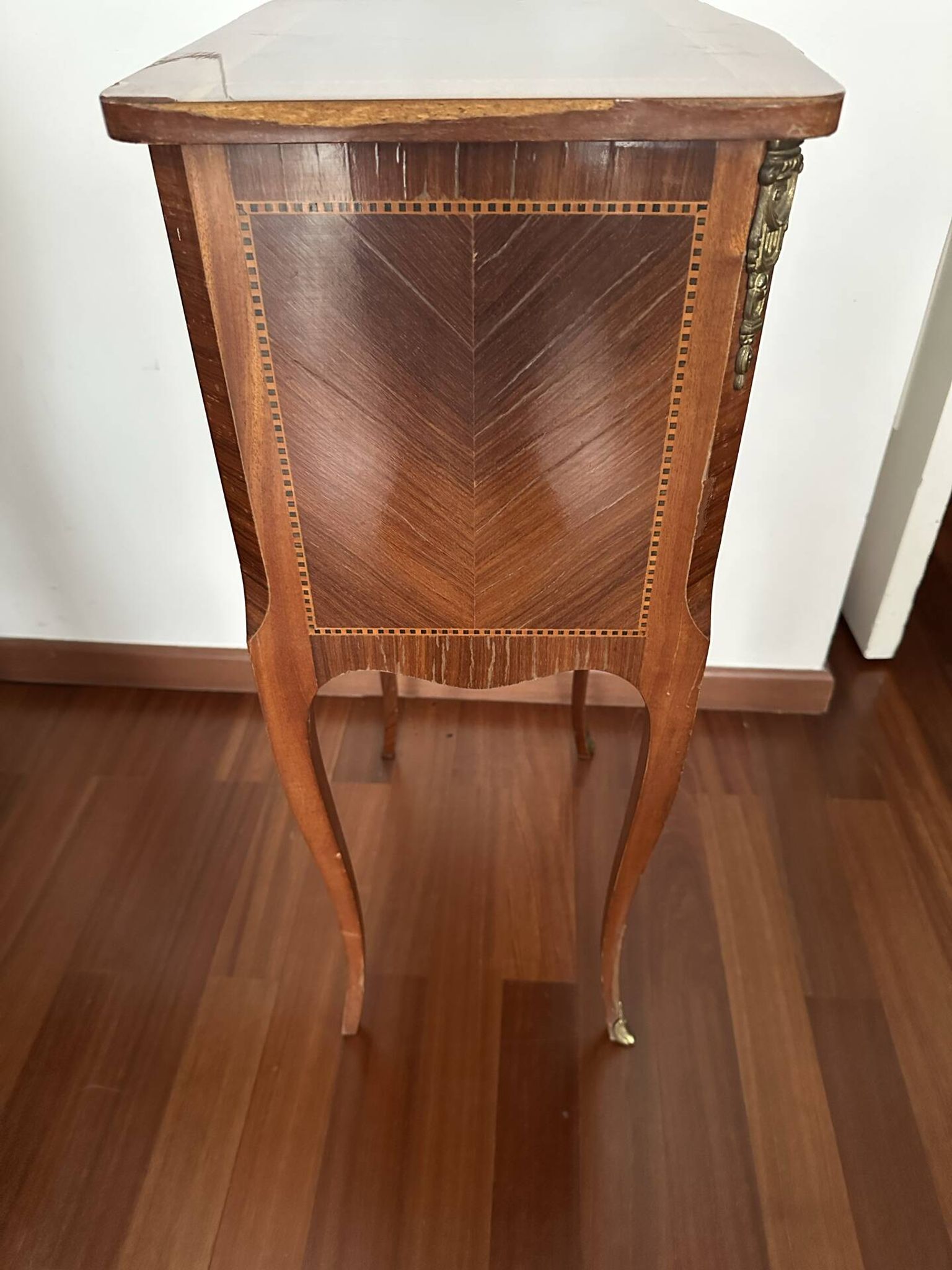 Petite table de chevet en marqueterie de style Louis XV