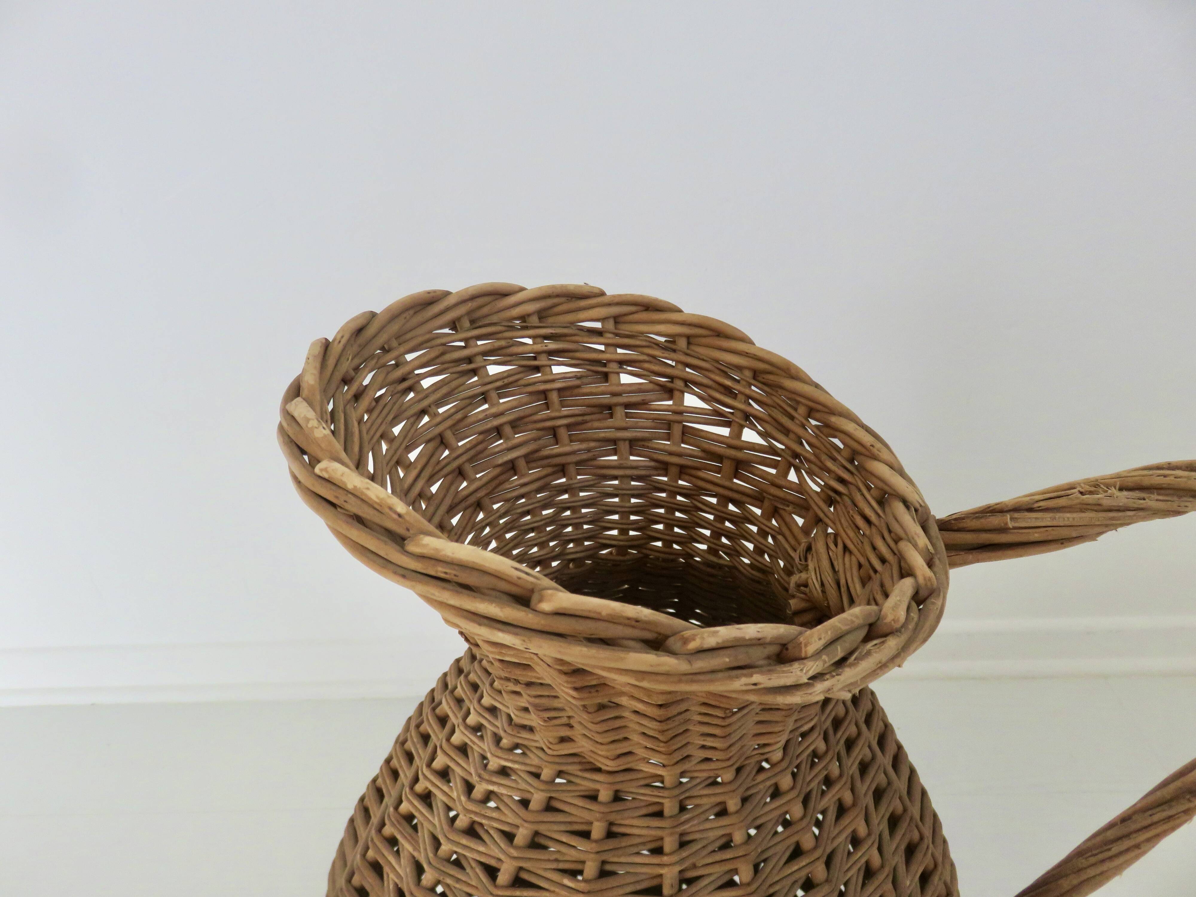 Imposant vase "pichet" en rotin, sud de la France, French Riviera, 1970