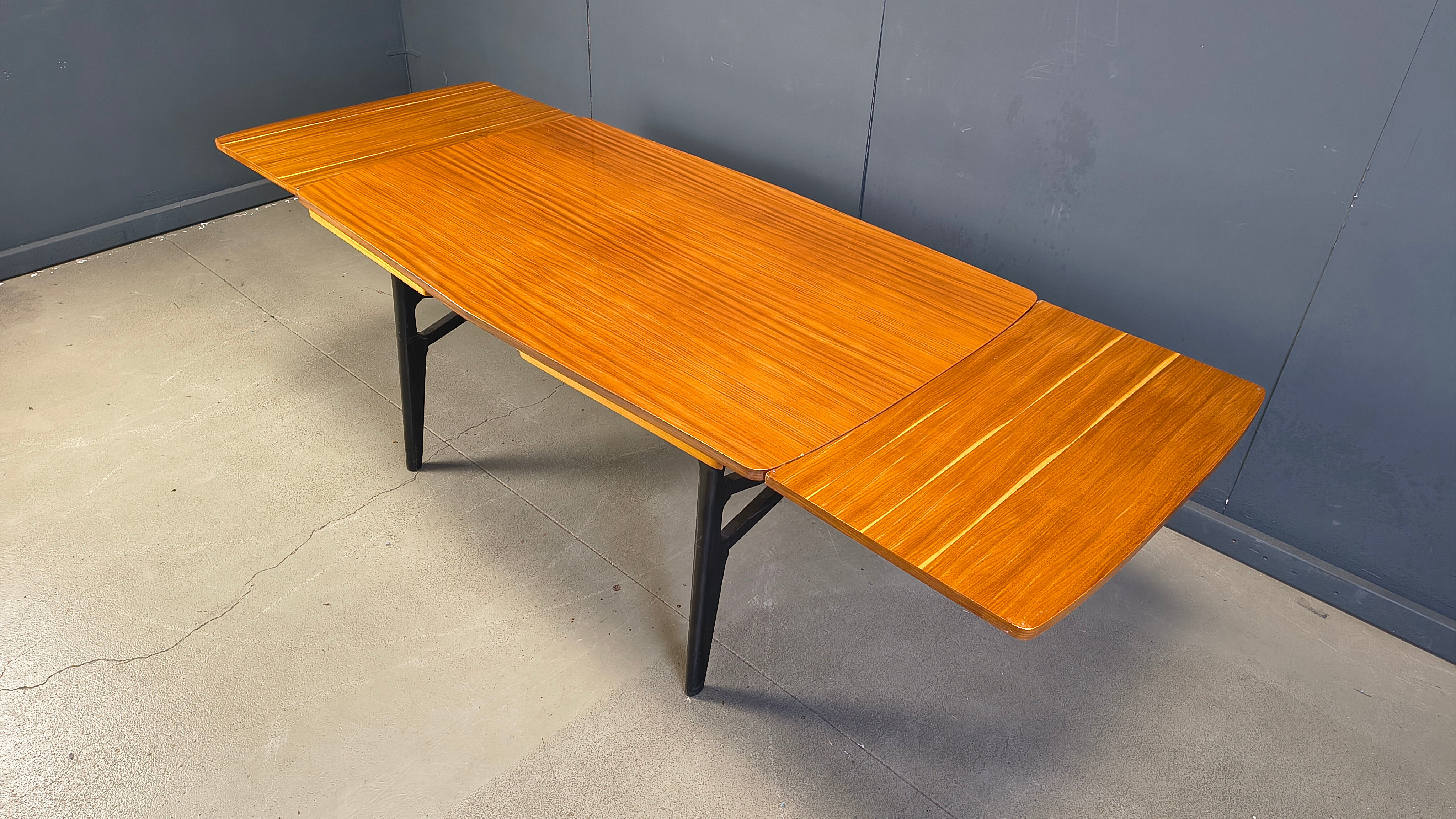 Table à manger extensible italienne des années 1950.