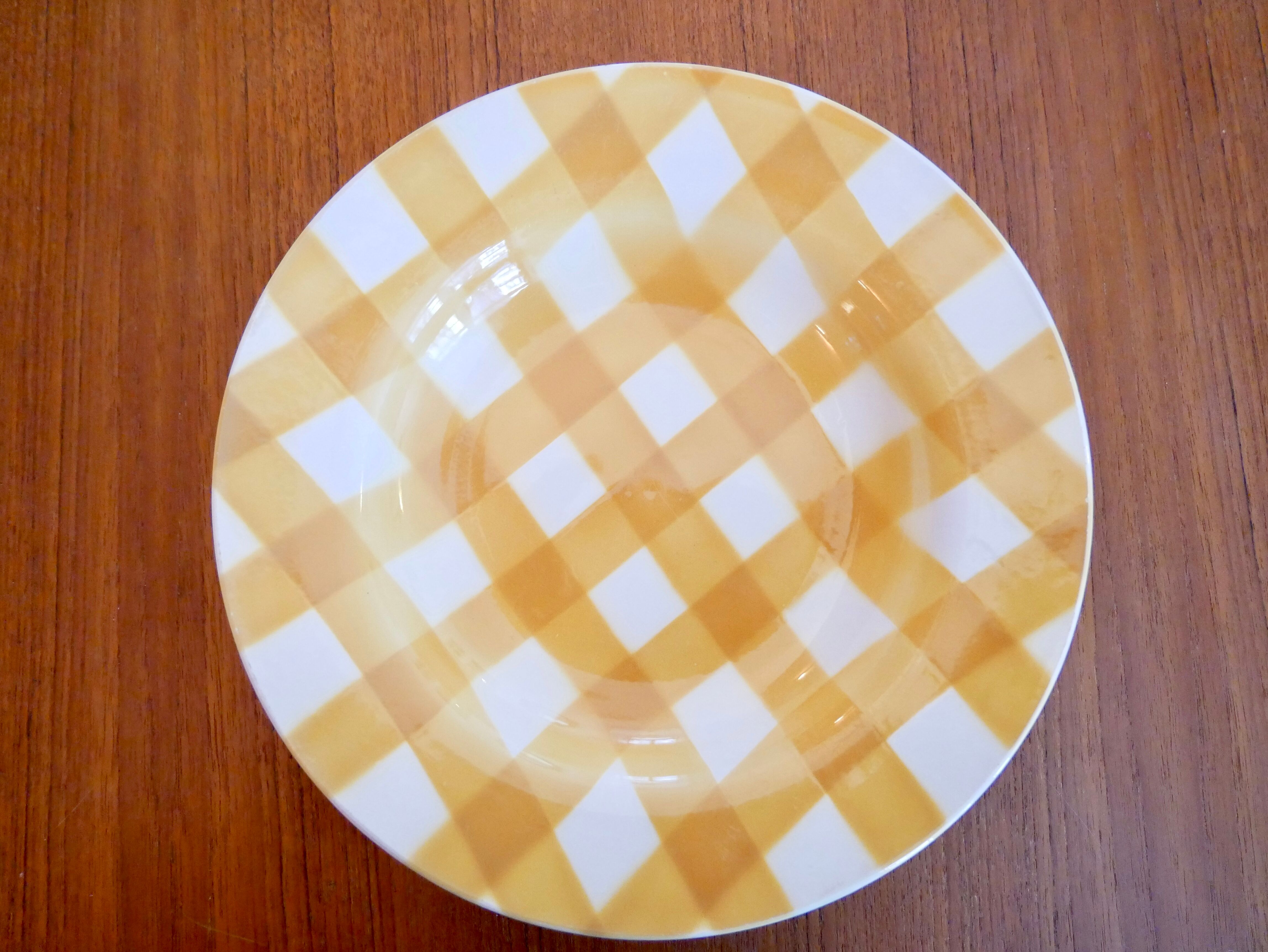 6 hollow plates with yellow and white checkered