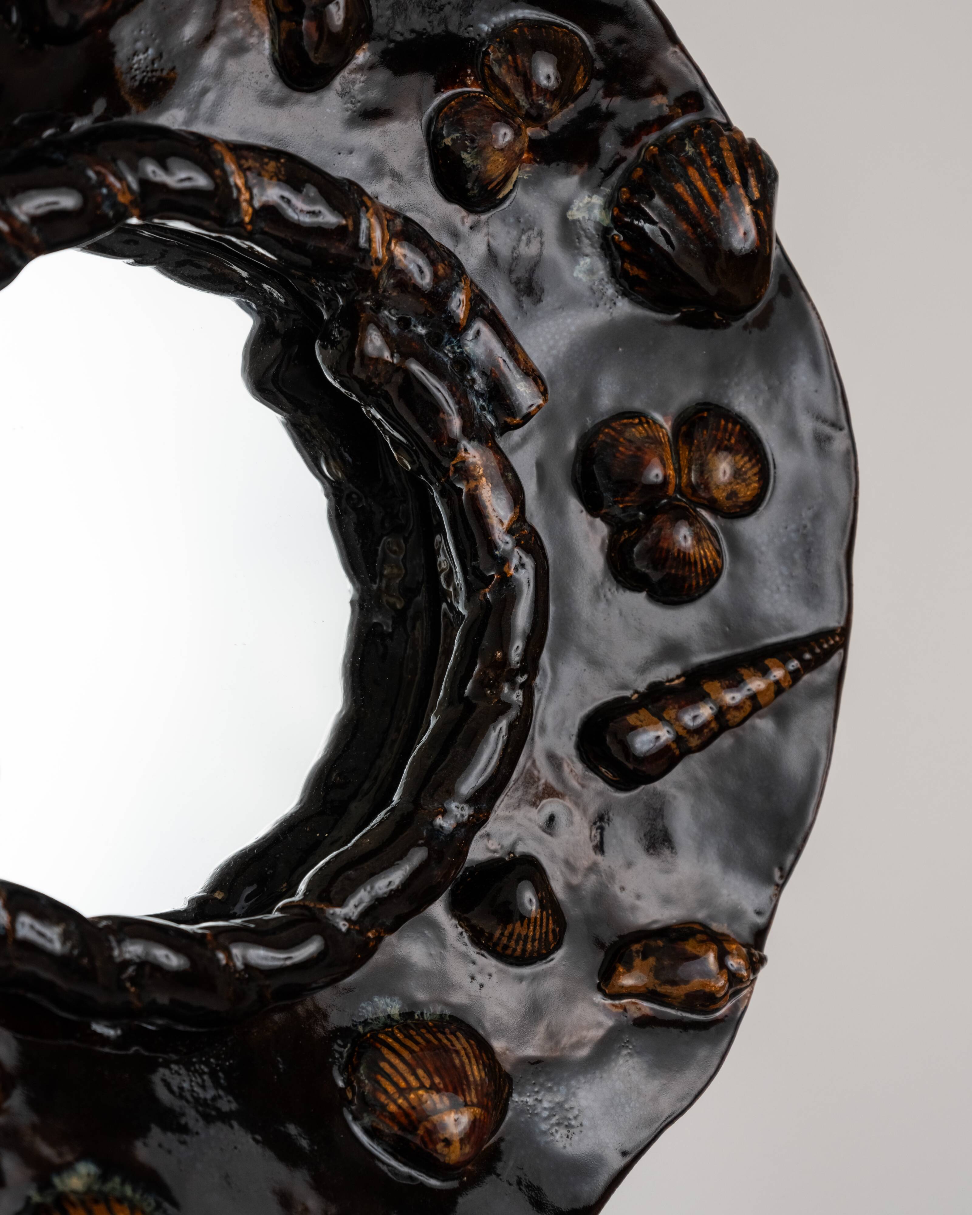 Miroir aux coquillages en grès émaillé