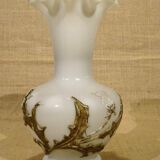 Ancien vase opaline blanche à décor de chardons en relief peint ht 23,6 cm