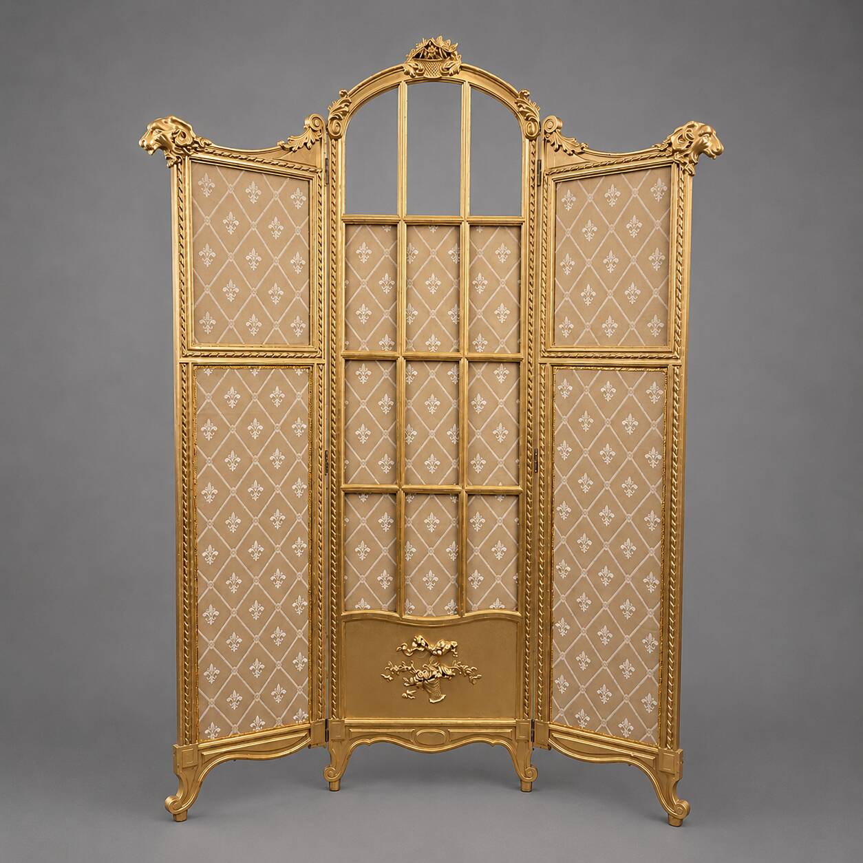 Paravent en bois doré décoré dans le style Louis XVI, orné de têtes de bélier.