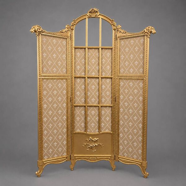 Paravent en bois doré décoré dans le style Louis XVI, orné de têtes de bélier.