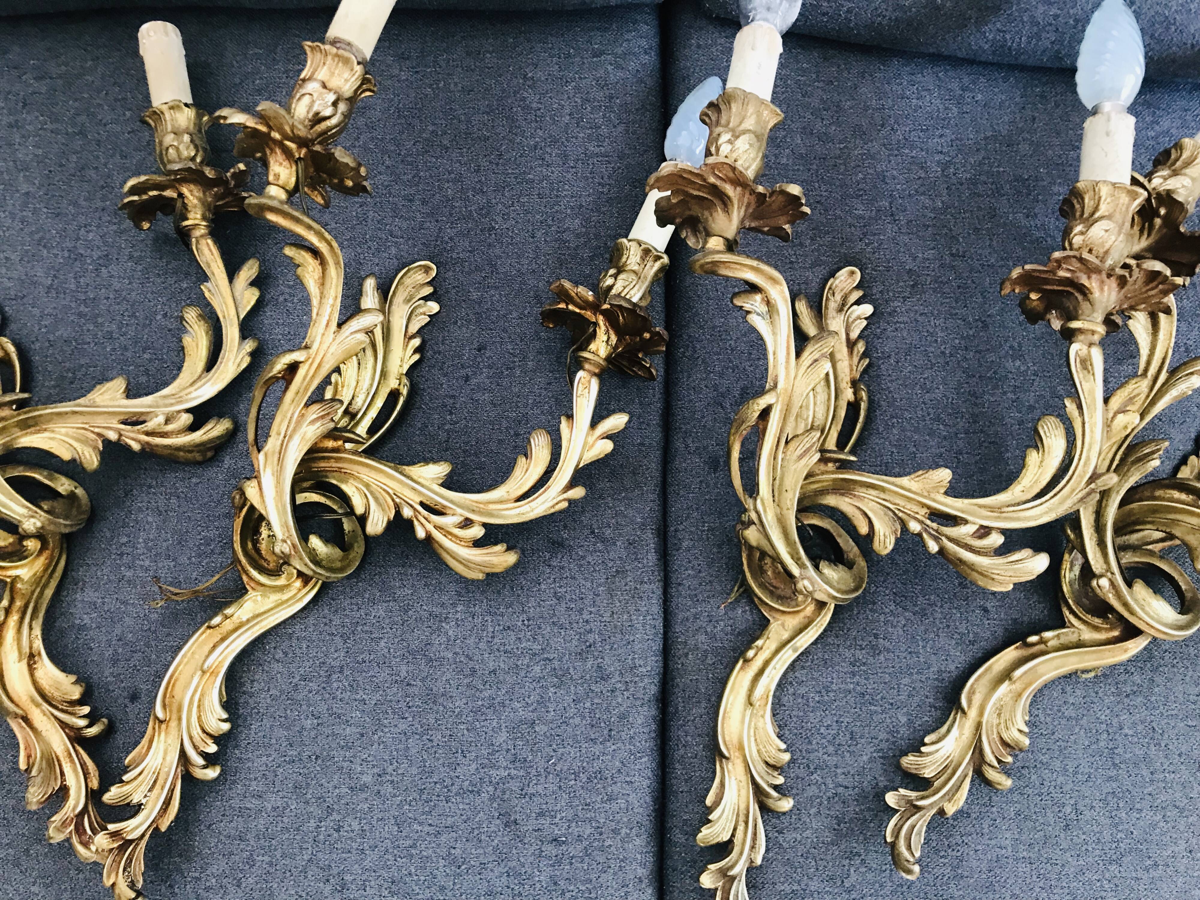 Deux paires d’appliques en bronze