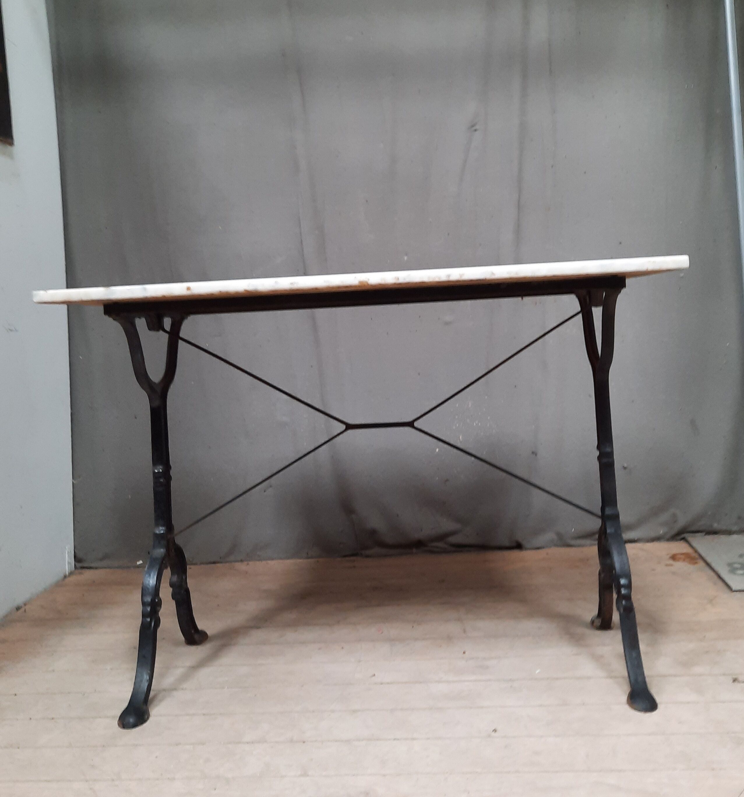 Bistro table in white marble