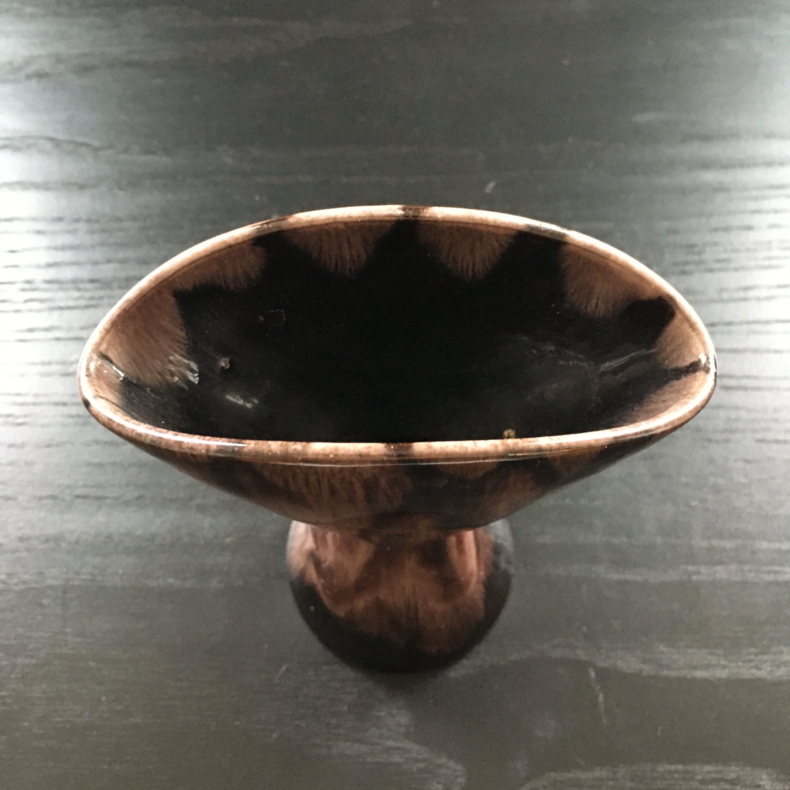 Flame-patterned fan vase