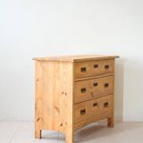 Coffre scandinave en bois avec poignées en fer