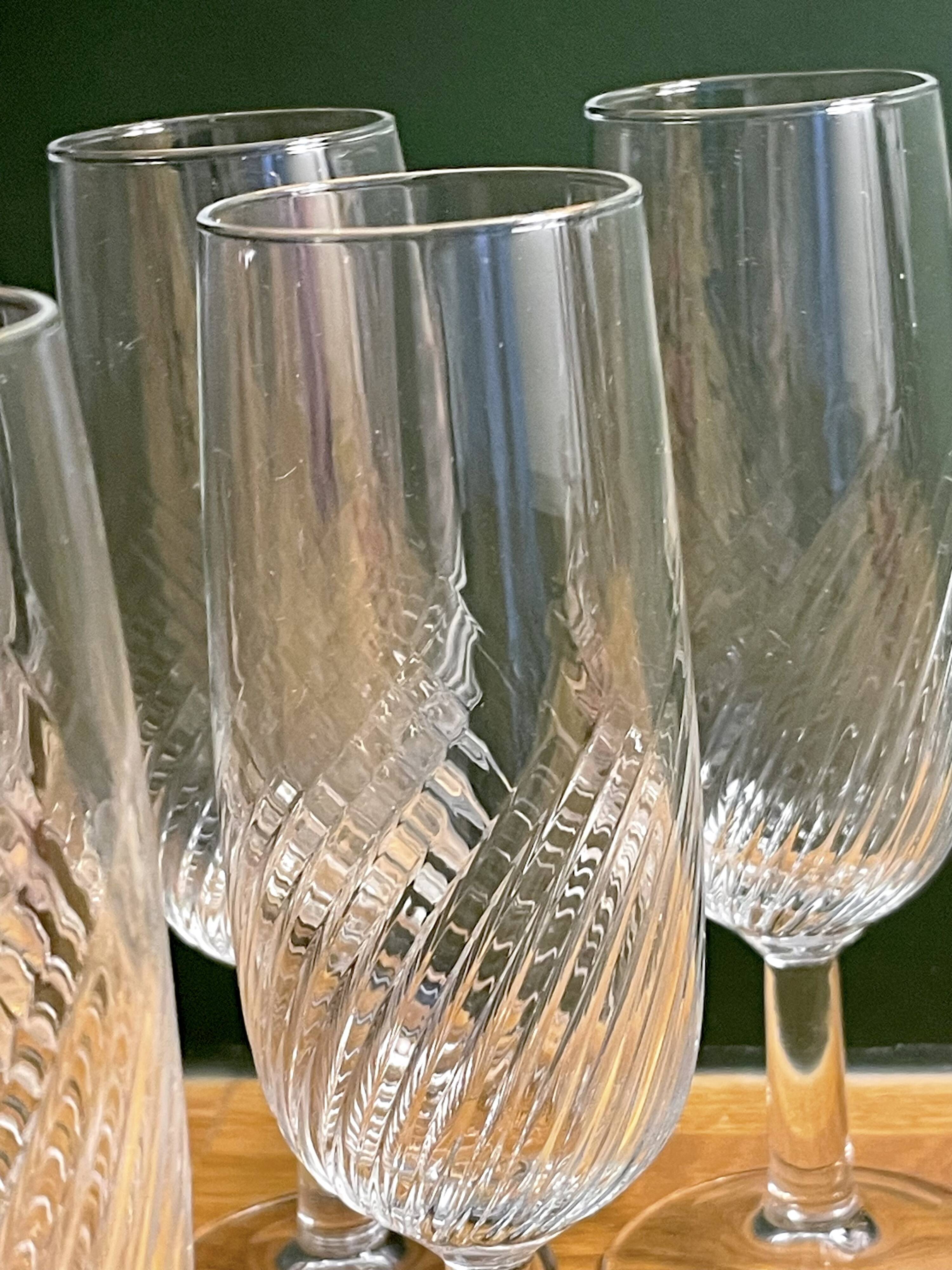 6 clear glass champagne flutes in very good condition
