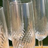 6 clear glass champagne flutes in very good condition